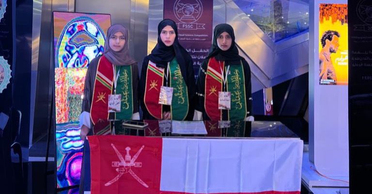 طالبتان عُمانيتان يحققن إنجازًا في مسابقة على مستوى الوطن العربي