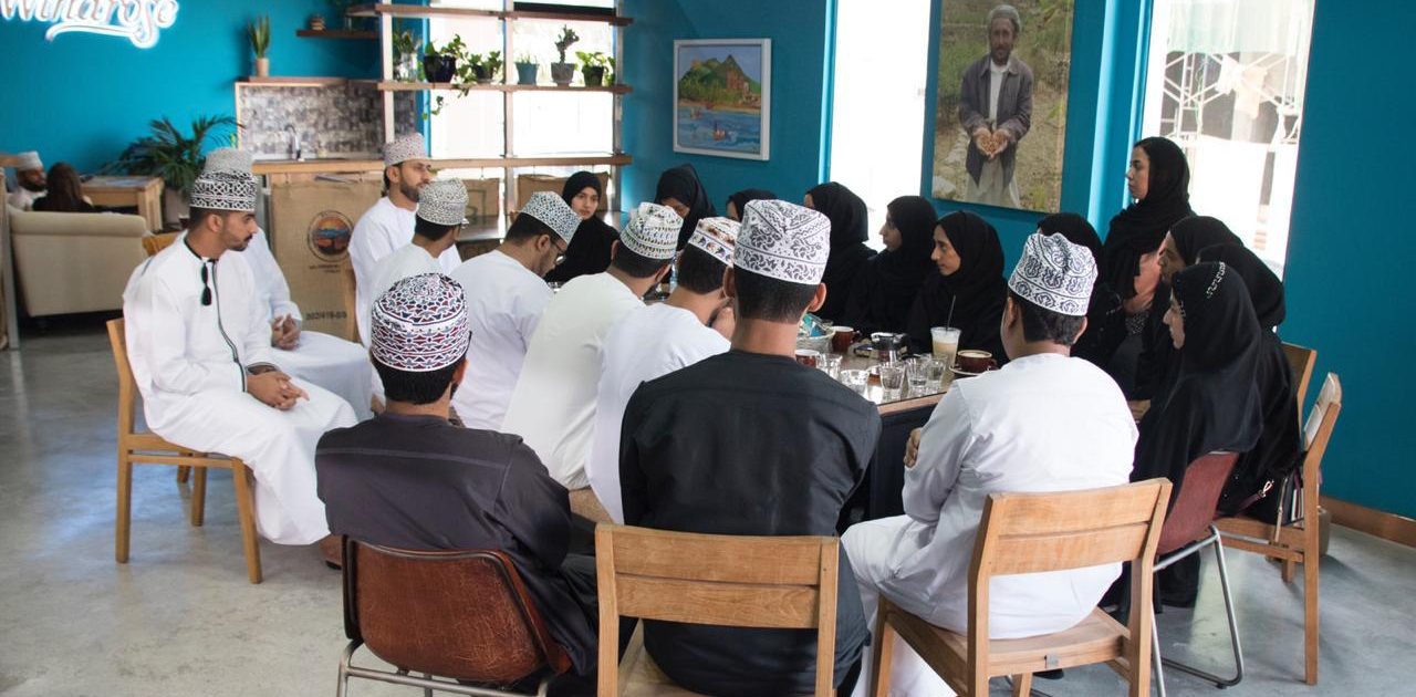 جلسة أدبية بحضور كتاب وشعراء عُمانيين شباب