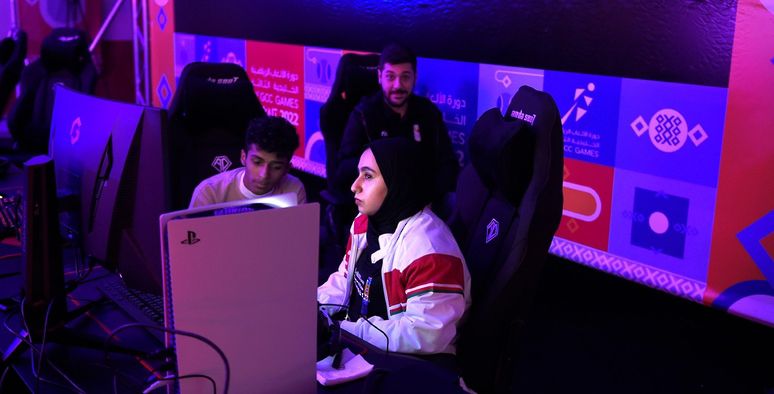 عمانية تتوج بميدالية في مسابقة خليجية للألعاب الإلكترونية