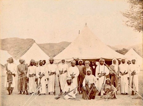 السلطان فيصل وسط حاشيته في إحدى رحلاته