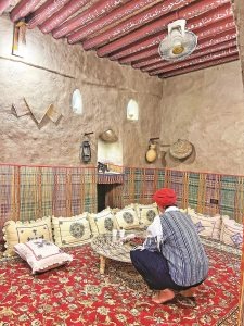 بعد أن زارها: كاتب يصف نزوى بـ “الجنة التاريخية”