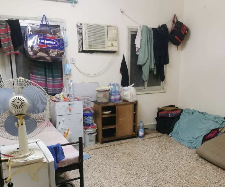 مُداهمة لمنزل يسكنه “عزّاب”