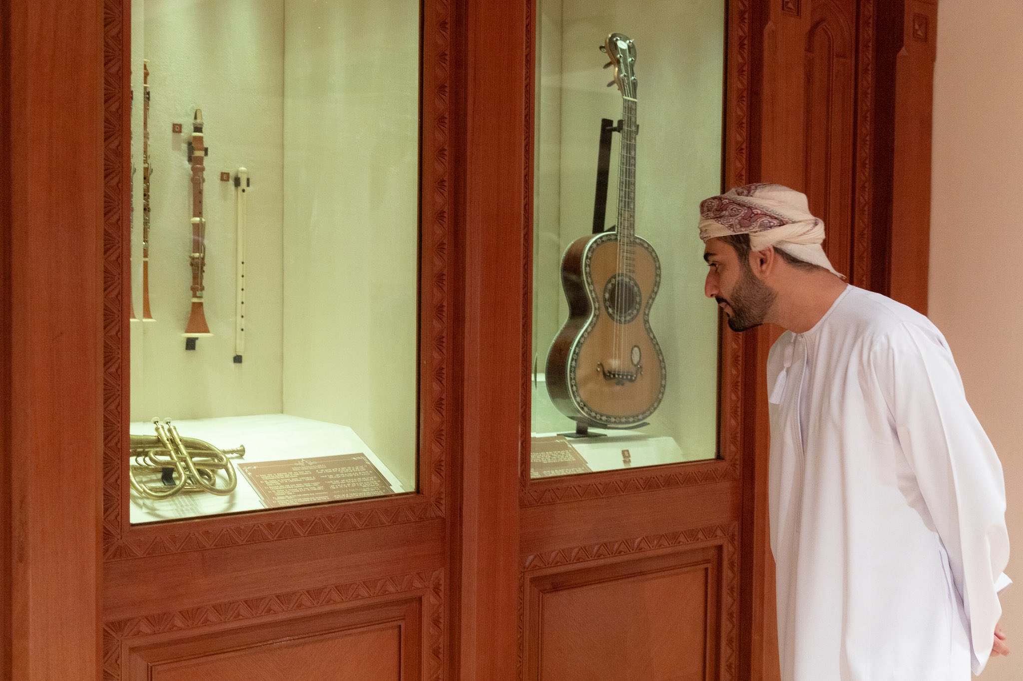 بالصور: سمو السيد ذي يزن يزور دار الأوبرا السلطانية