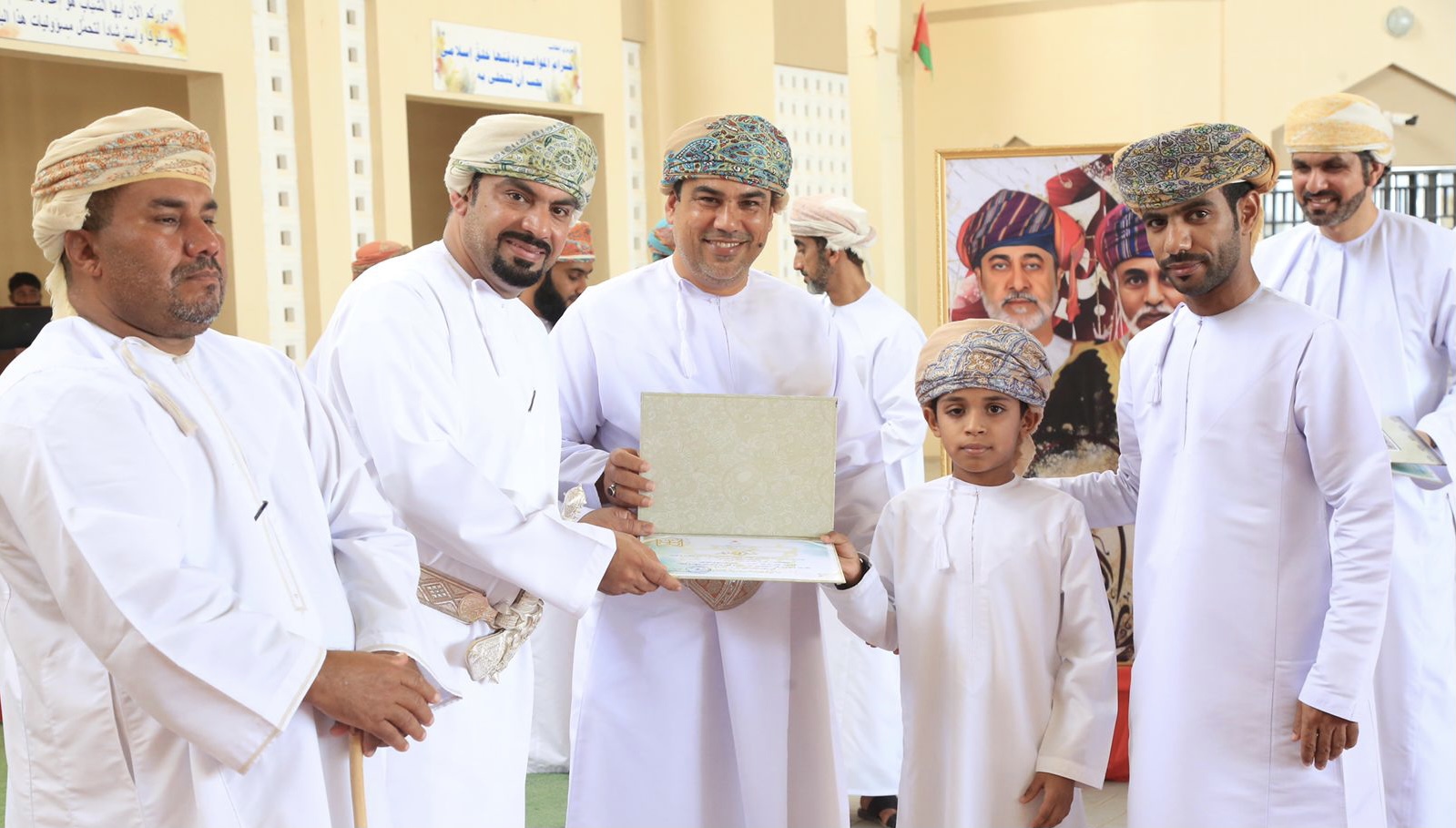 بنك العز الإسلامي يكرّم عددًا من الطلبة المجيدين