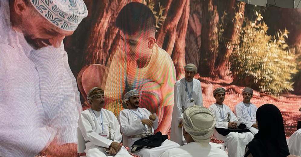 بالصور: العوفي يزور الجناح العماني في مؤتمر “قمة المناخ”