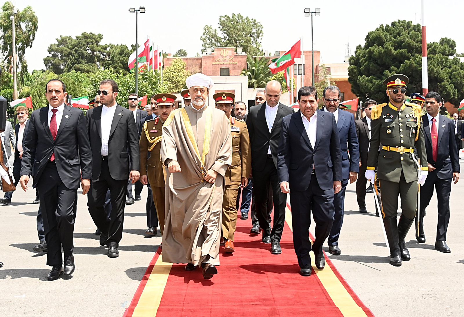 جلالة السلطان يختتم زيارته إلى إيران