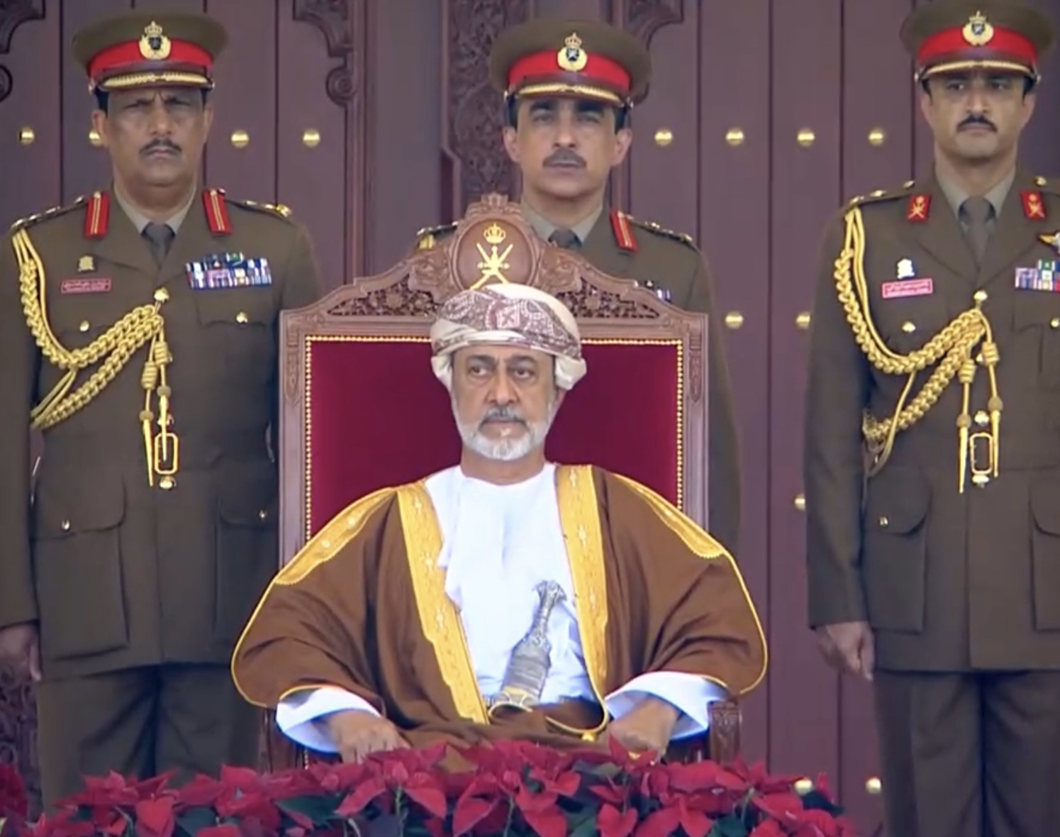 جلالة السلطان يرعى العرض العسكري بمناسبة العيد الوطني الـ 54 المجيد
