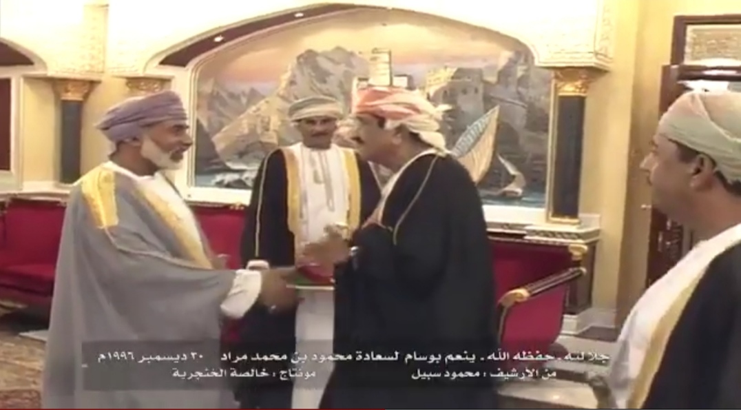 معلومات عن أول من وقّع على الريال العُماني