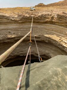 لفّها الغموض وقيلت فيها أساطير: فريق عماني يستكشف “خسفيت فوجيت”