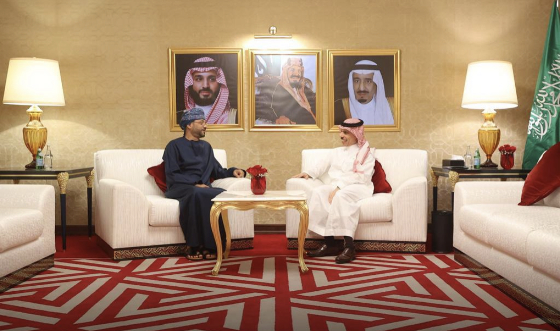 سلطنة عمان والسعودية تستعرضان علاقتهما التاريخية في الدوحة