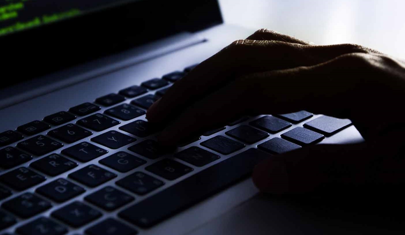 “أيادٍ آثمة” تُزوِّر صفحة باسم “الرؤية”… والصحيفة تصدر بيانًا 