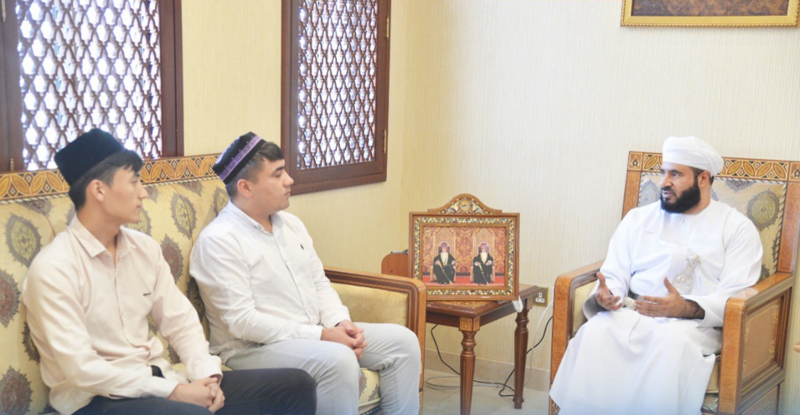 وزير الأوقاف يستقبل طلبة دوليين اختتموا دراستهم في برنامج “لسان عربي”