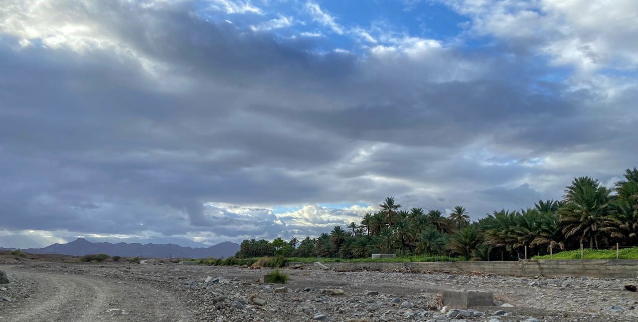 سحب ركامية وأمطار رعدية في توقعات طقس السلطنة اليوم