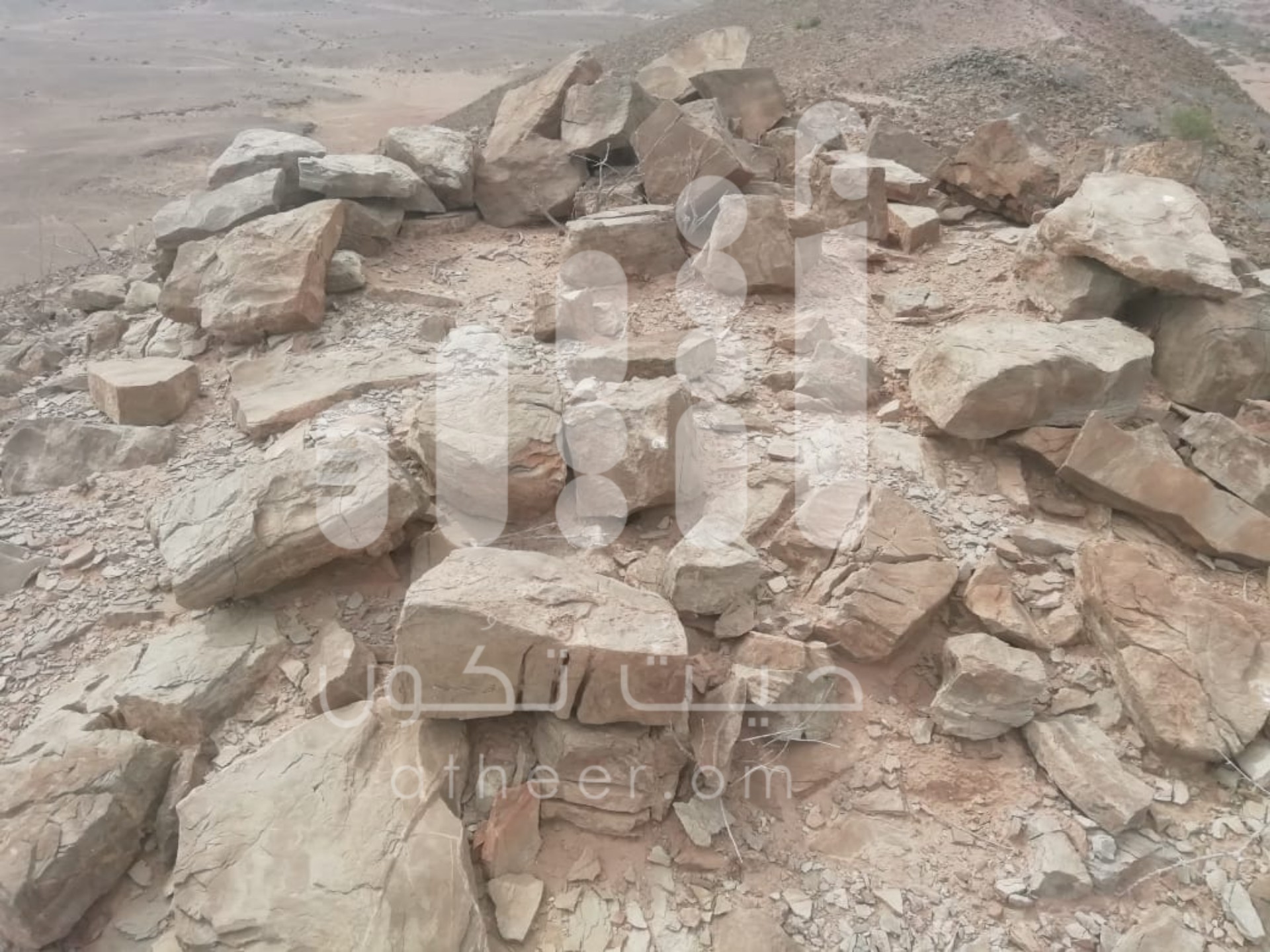 بالصور: مقابر في السلطنة لأناسٍ قيل بأنهم “خُسِف بهم”..وللعلم رأيٌ آخر