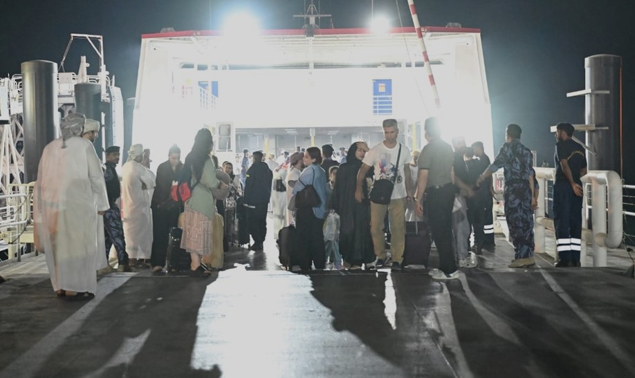 دفعة سادسة أمنت عودتهم من المواطنين العمانيين من إيران