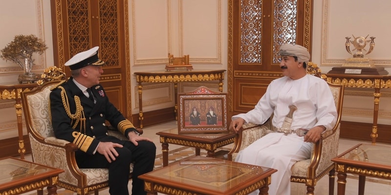 وزير المكتب السلطاني يبحث عدد من القضايا الإقليمية مع مسؤول عسكري بريطاني
