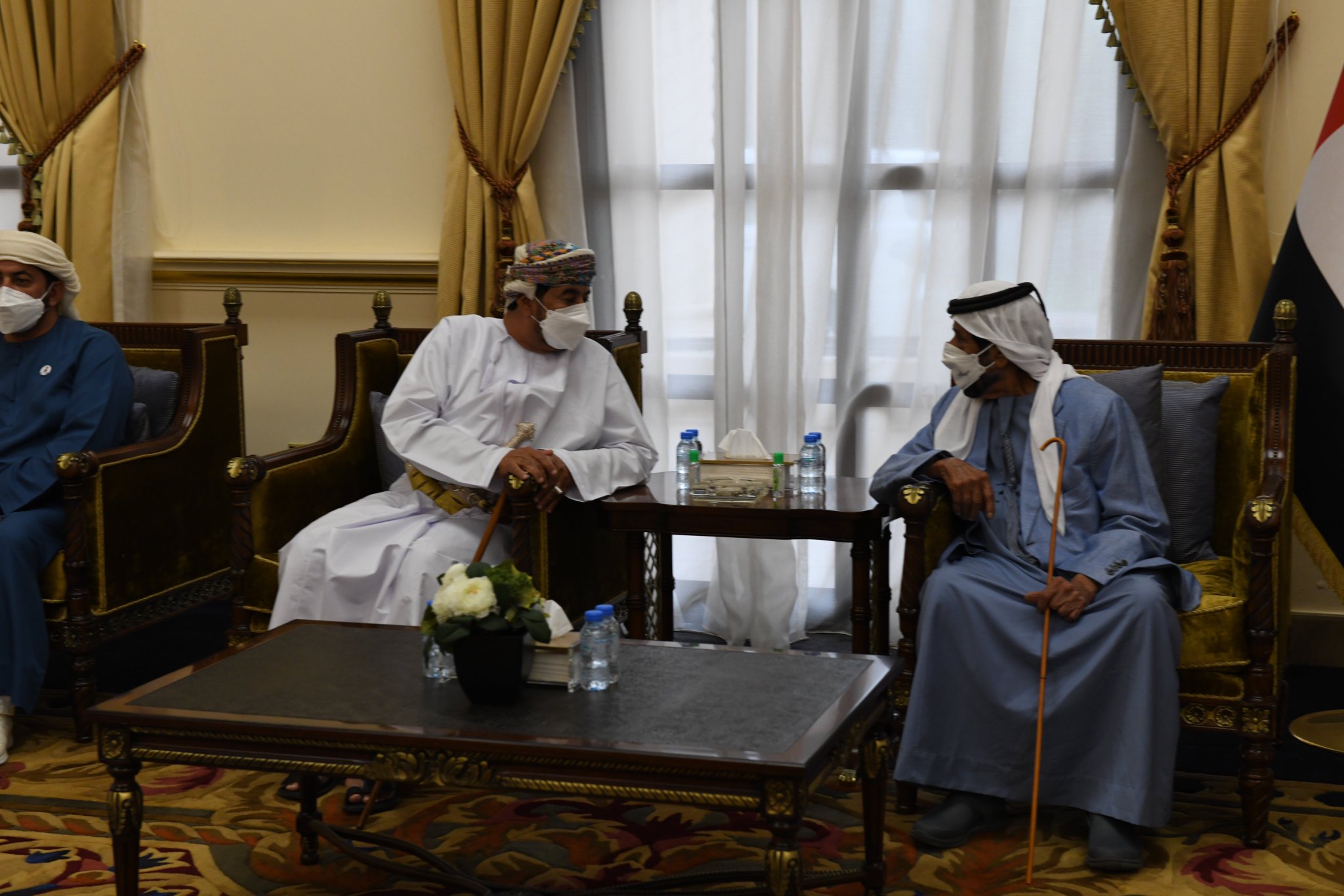 بالصور: وزير الديوان ينقل تعازي جلالة السلطان