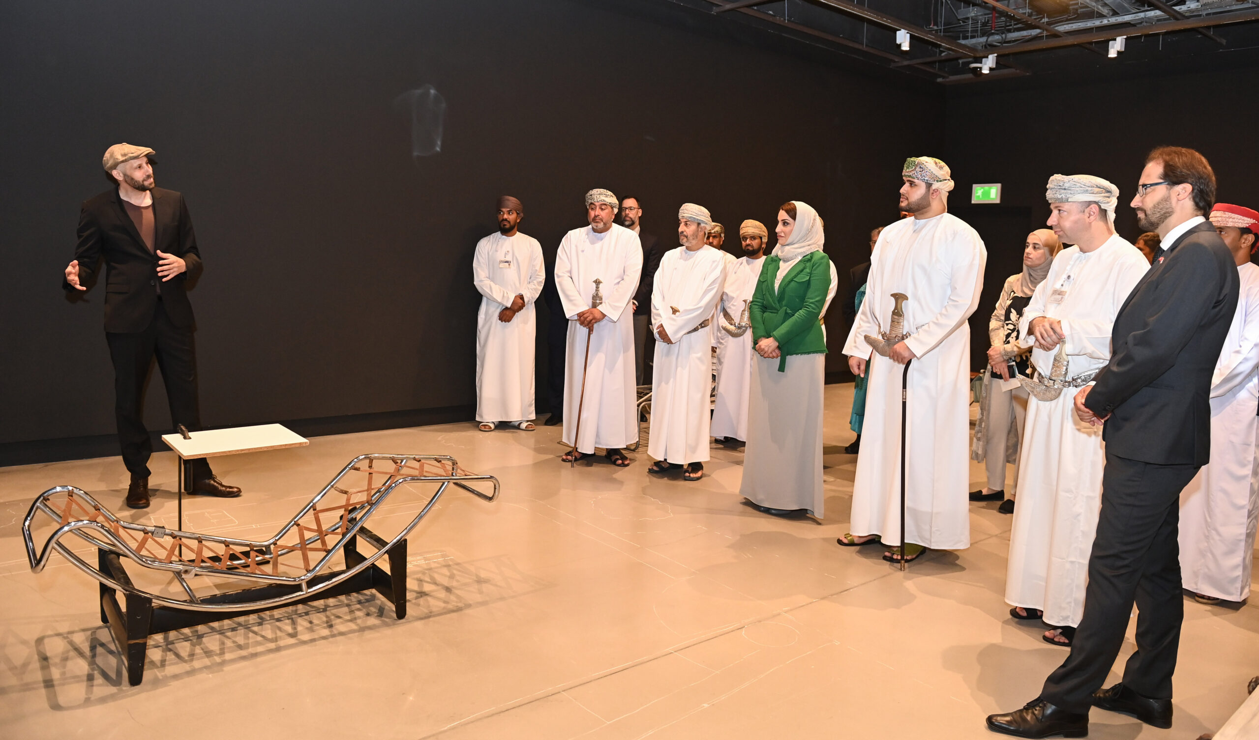 بالصور: سمو السيد بلعرب يرعى افتتاح المعرض السويسري “التصميم اللاتماثلي”