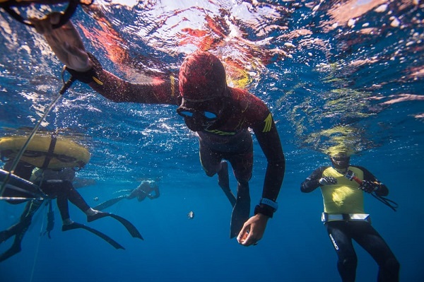 مُحققًا رقمًا جديدًا: عُماني يصل إلى أكثر من 50 مترًا تحت الماء