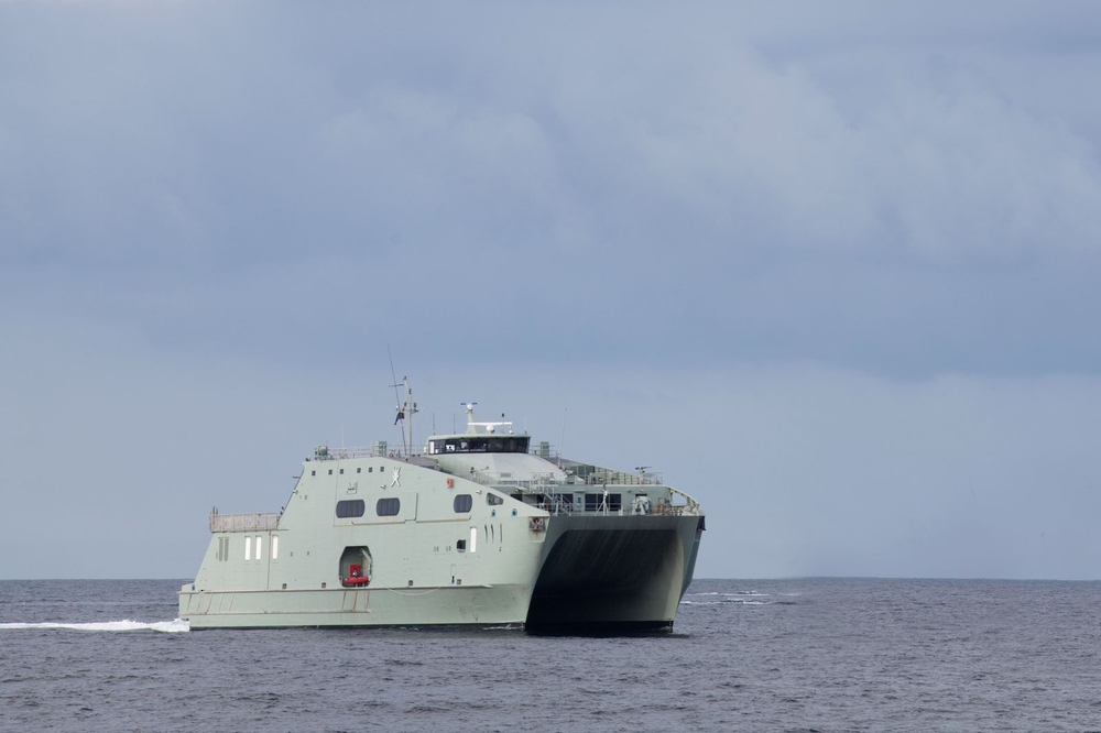 طائرات وسفن تبحث عن المواطنَين المفقودَين في البحر