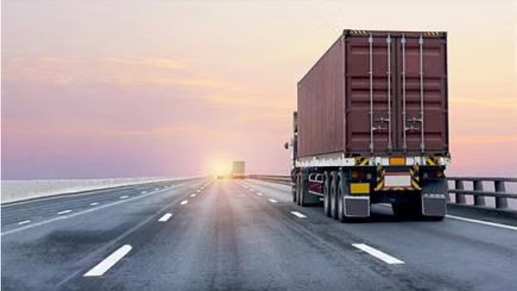 بدء الخطوات الأولى لإنشاء أول طريق مخصص لمرور الشاحنات