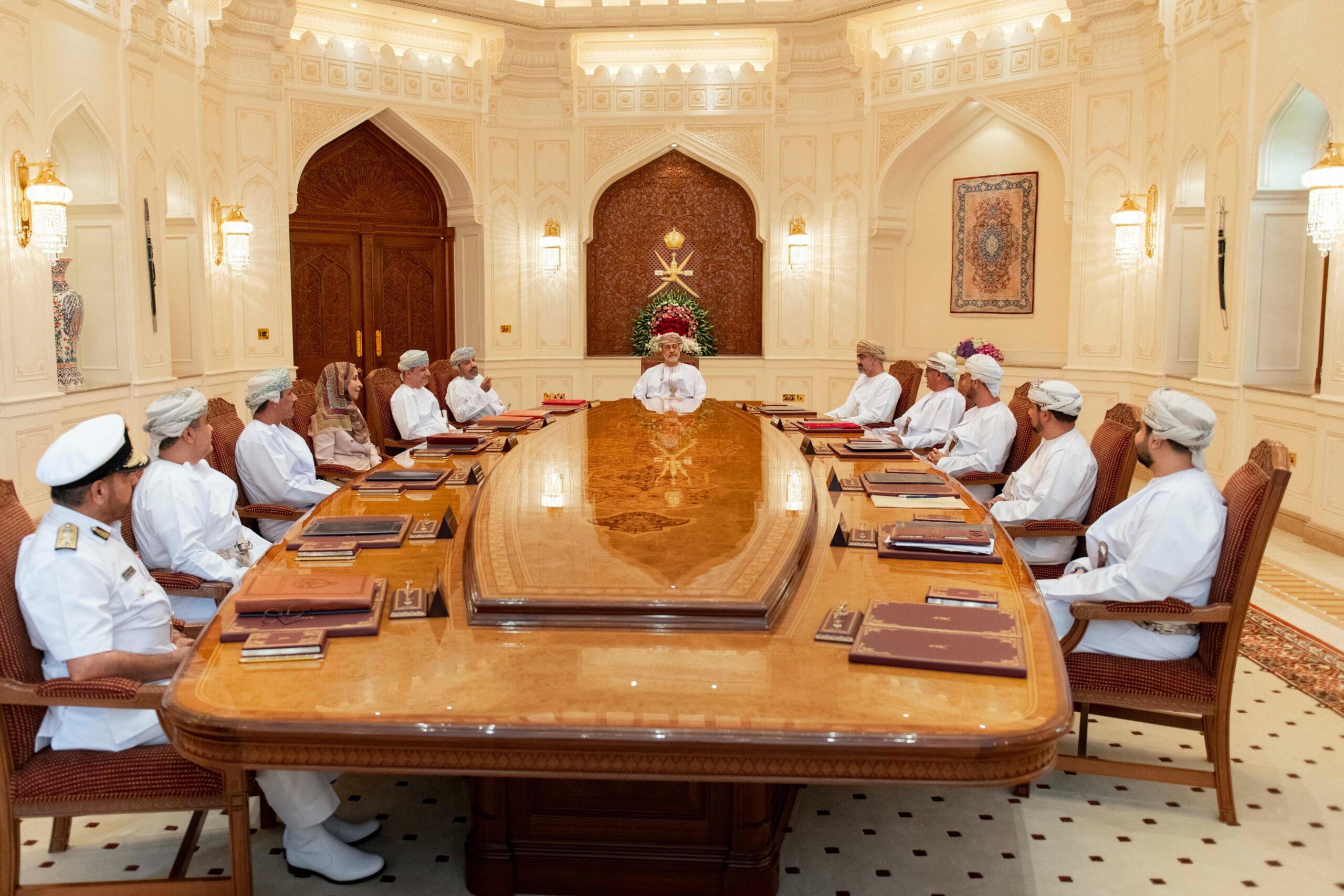 جلالة السلطان يترأس اجتماعا للجنة العليا