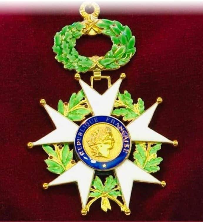 الحكومة الفرنسية تمنح وسامًا لرئيس أركان قوات السلطان المسلحة