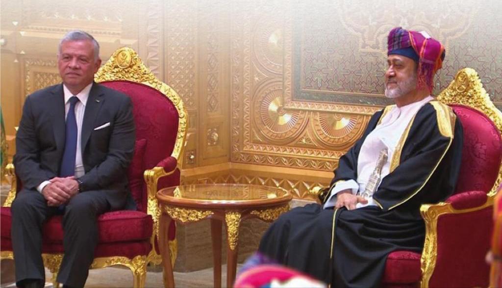 جلالة السلطان والملك عبدالله الثاني يستعرضان مسيرة العلاقات الأخوية