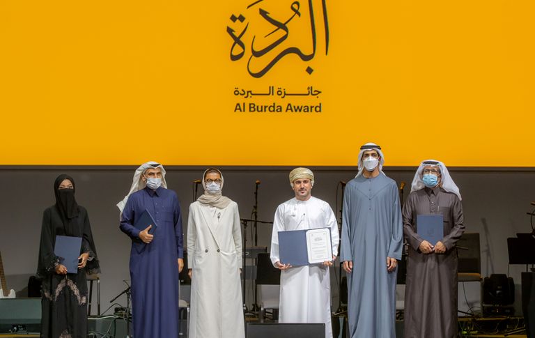 عماني يتوج بجائزة “البُردة” في نسختها الـ16