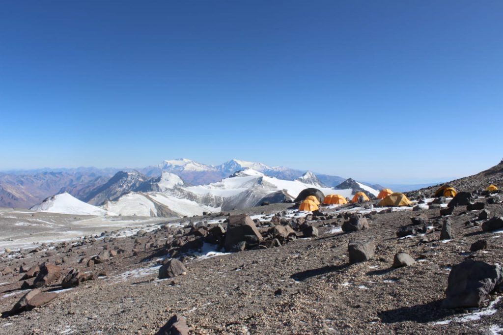 بالصور: مُغامر عُماني يصعد إلى ثاني أعلى قمة عالمية