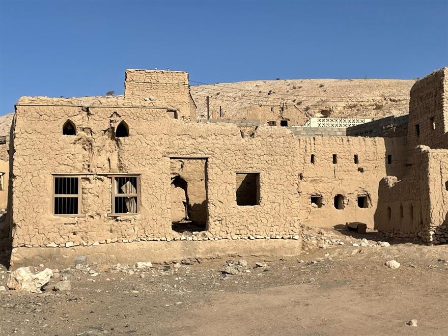 فيها مبانٍ تاريخها أكثر من 500 سنة: حارات قديمة في عبري