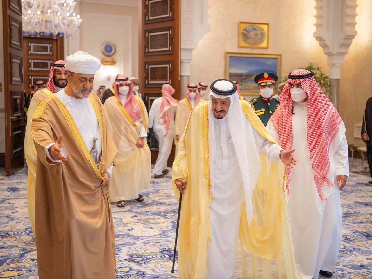 الملك سلمان يمنح جلالة السلطان أرفع الأوسمة السعودية