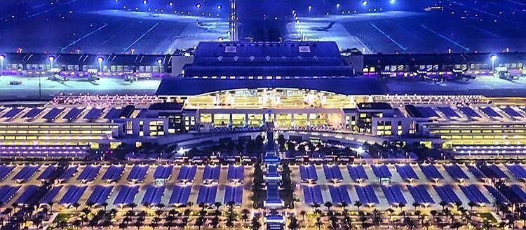 مُغرّدون يُطالبون بإرجاع لوحة فيها حديث نبوي لمطار مسقط الدولي