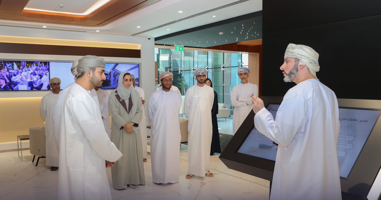 بالصور: سمو السيد ذي يزن يزور صالة استثمر في عمان