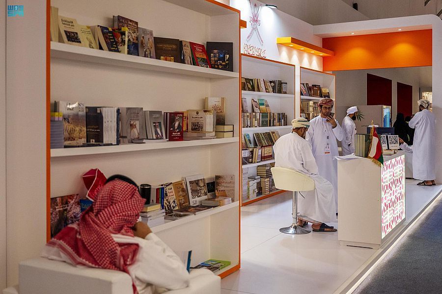 أقدم مخطوطة عمانية تبهرُ زوار معرض الرياض
