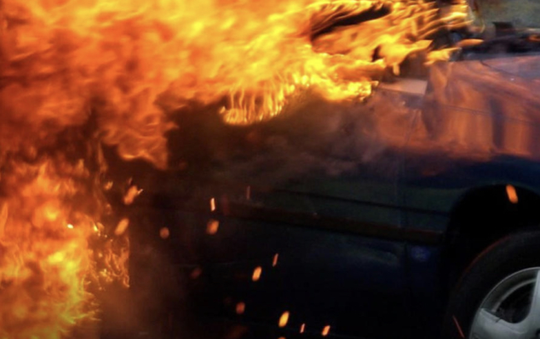 أضرم نارًا في مركبة؛ فما عقوبته التي نص عليها قانون الجزاء العماني؟