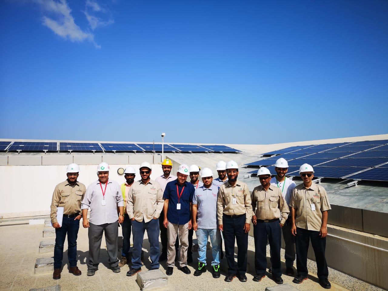 طلبات متزايدة على توصيل أنظمة الطاقة الشمسية و “مسقط لتوزيع الكهرباء” تبدأ بـ 16 مشترِكًا