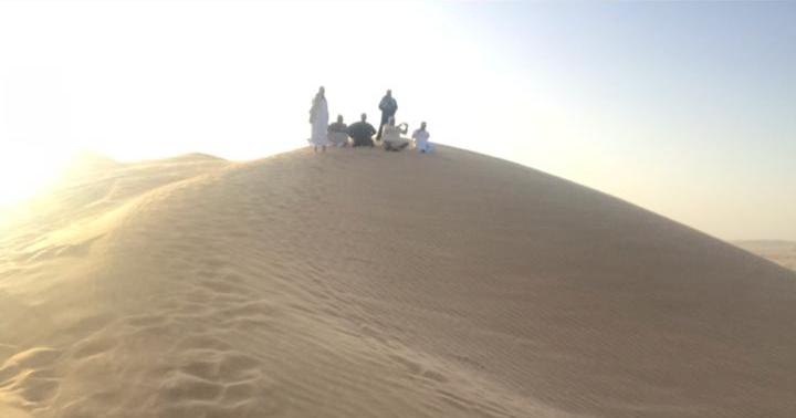 د.عبدالله باحجاج يكتب: ليلة مع القمر والنجوم في قلب صحراء الربع الخالي، فمتى سنهتم بالصحراء سياحيًا؟
