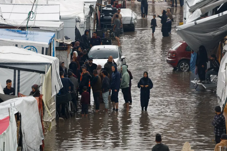 وفاة طفلة من شدة البرد؛ الأمطار تغرق خيام النازحين في غزة