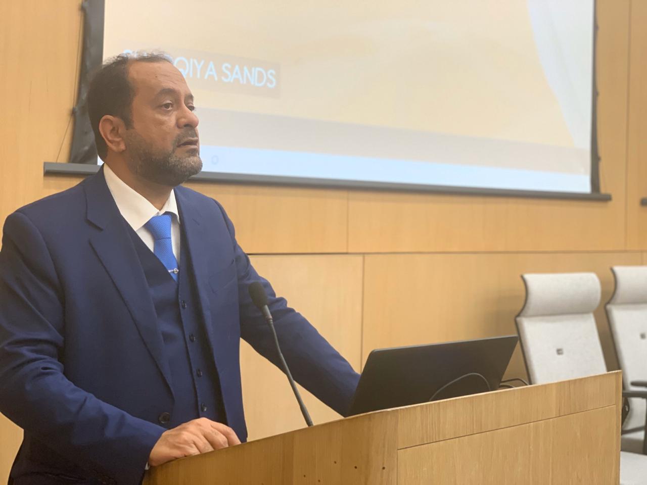 باحثون بريطانيون يتعرفون على الإعلام العماني