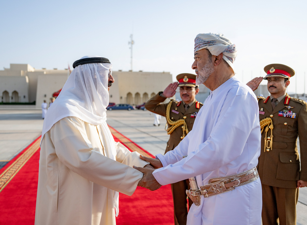 بالصور: جلالة السلطان المعظم يودع أمير الكويت 