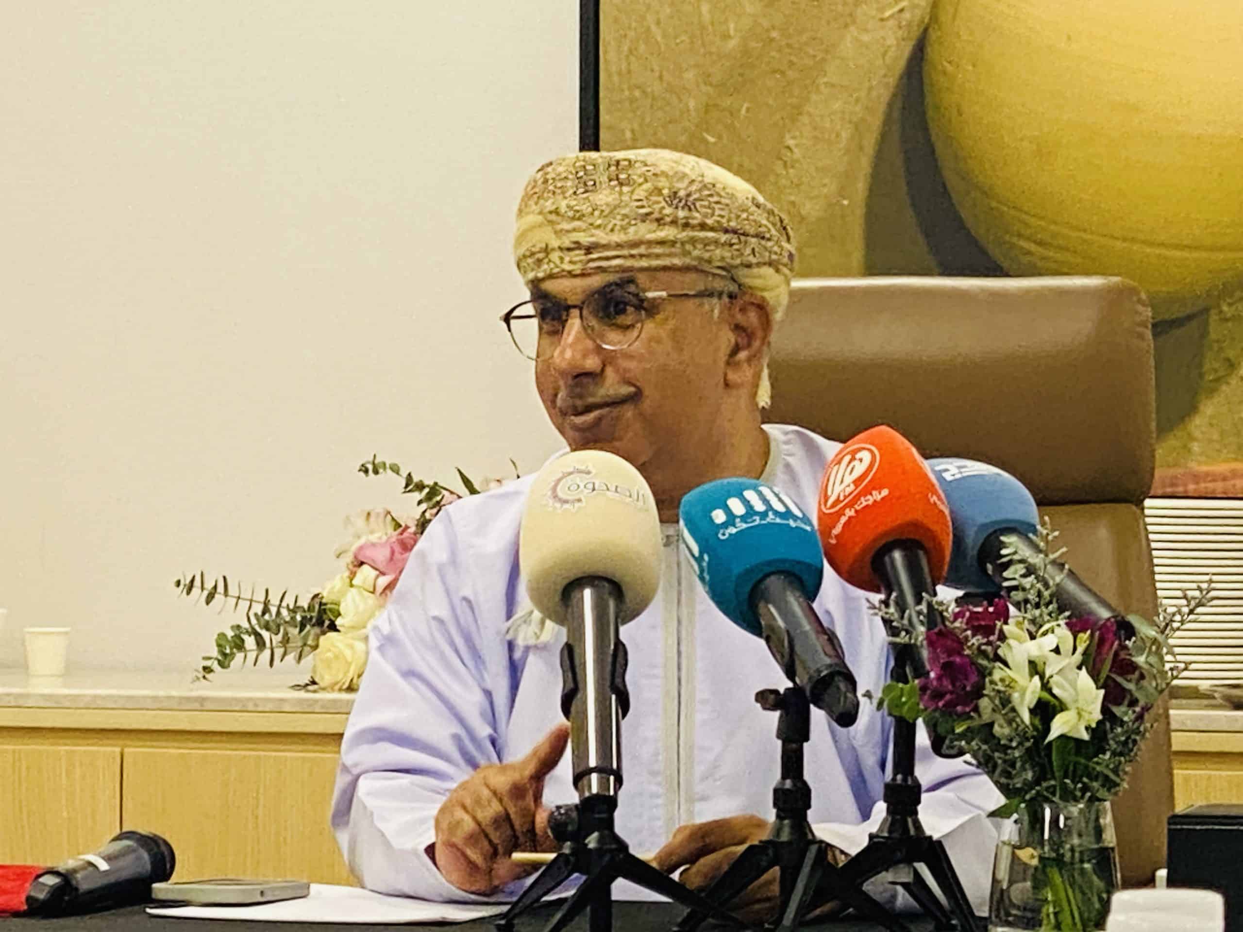 وزير الصحة ينفي ما يُتداول عن رسوم السجلات ويبشِّر بمركز الإخصاب