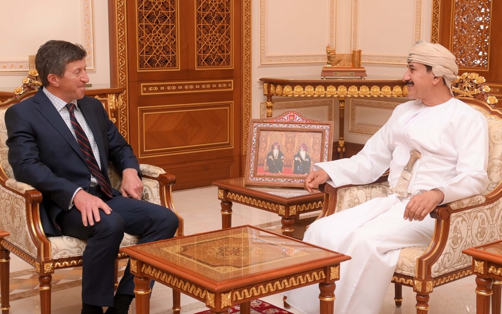 وزير المكتب السلطاني يستقبل مسؤولين عسكريين بريطانيين