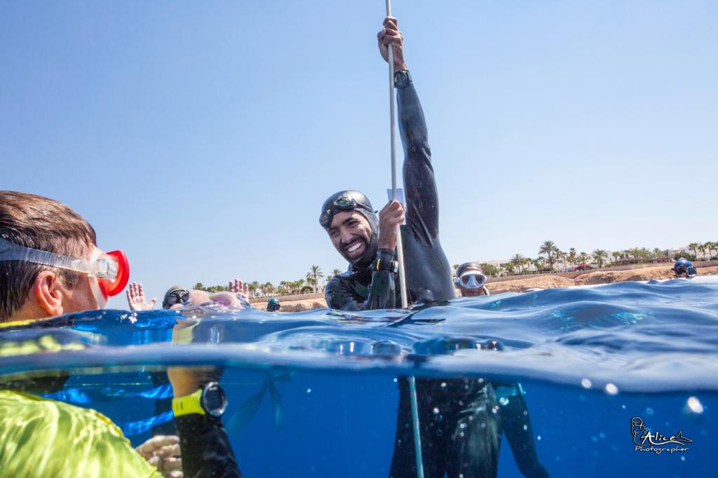 مطارات عُمان تكرم الغواص العماني بطل العالم في سباحة الغوص الحر