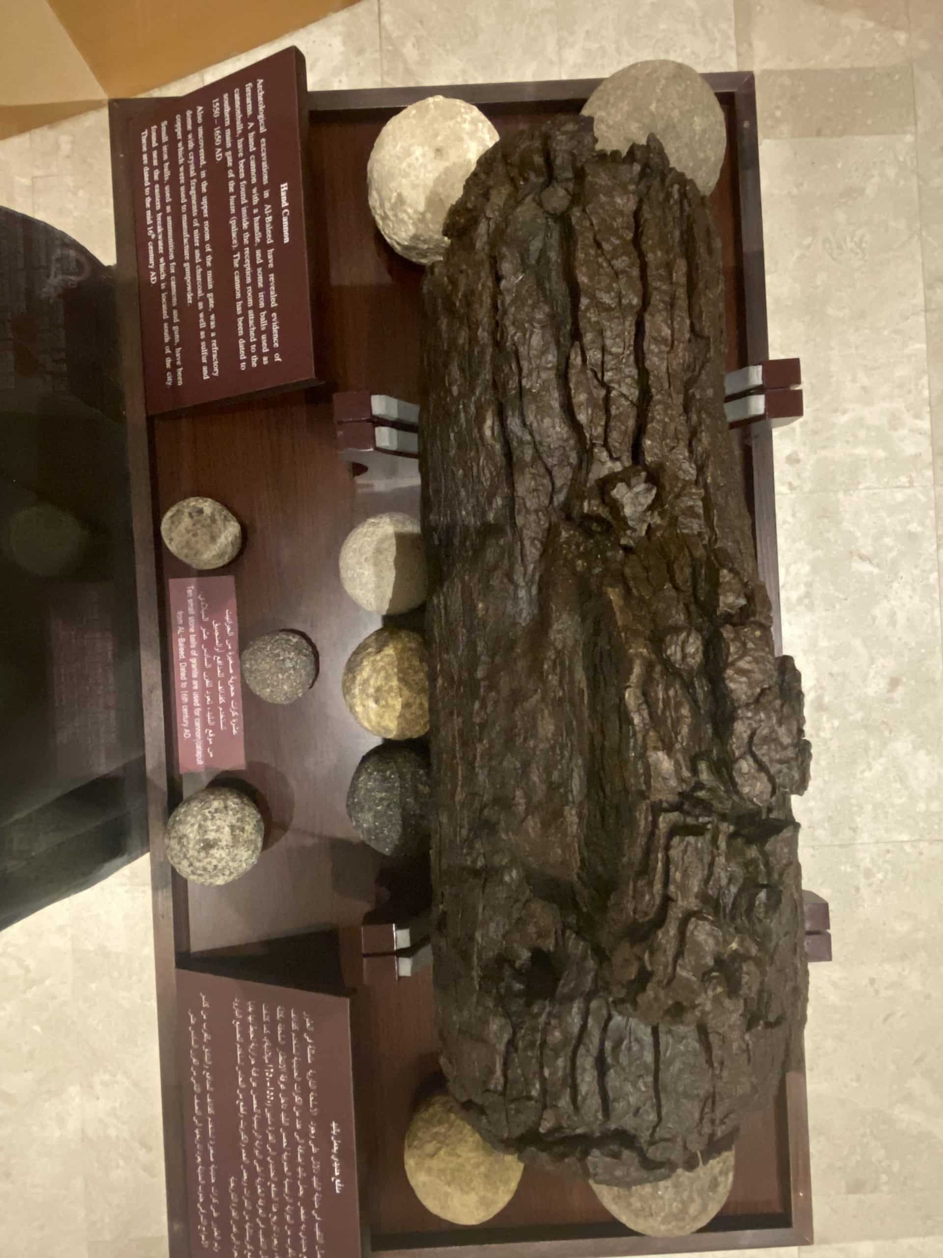 بالصور: مدفع في ظفار يُحمل باليد