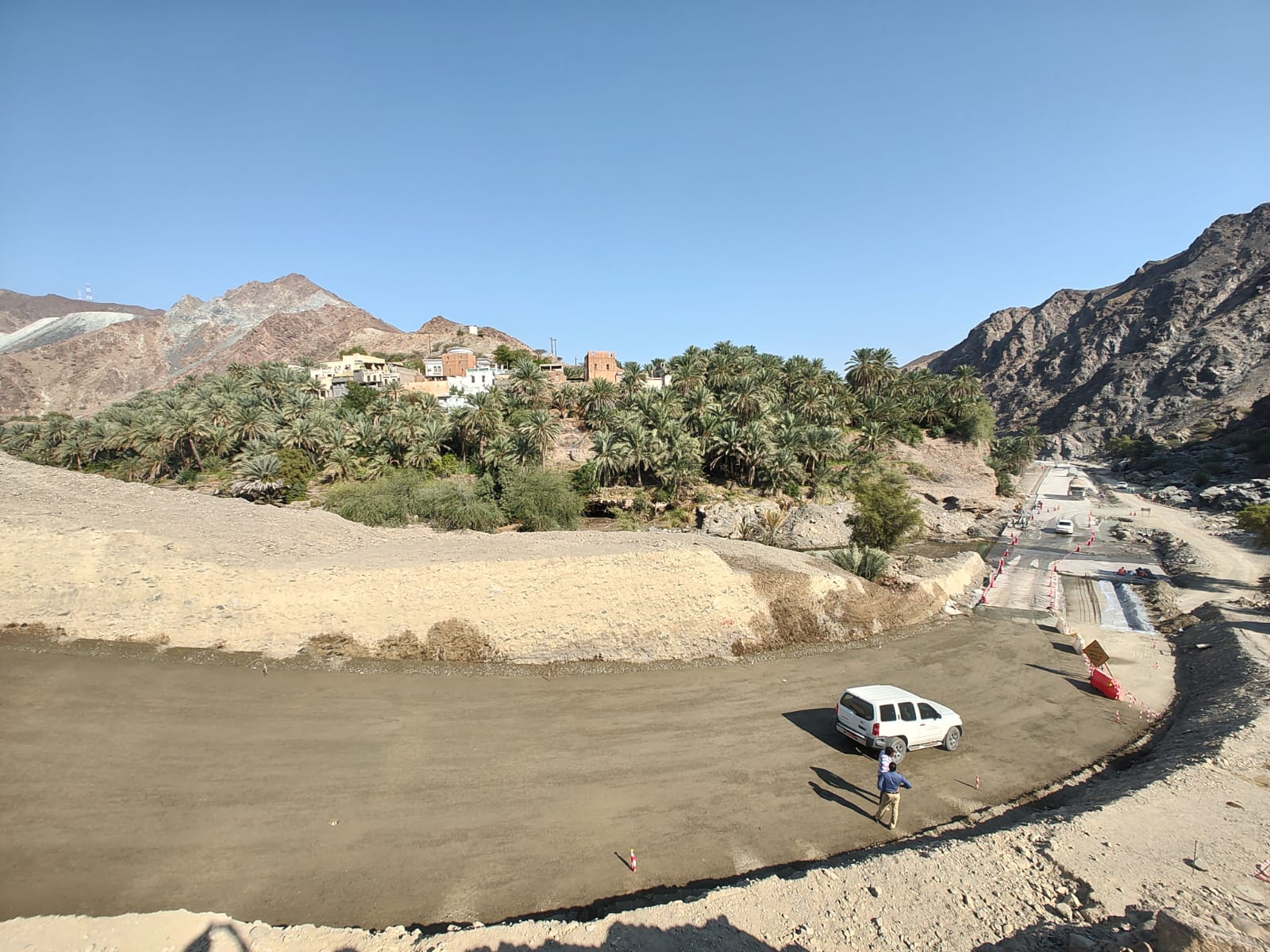 بالصور: إصلاح أضرار “شاهين” تتواصل في طريق وادي الصرمي