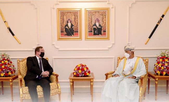 سمو السيد شهاب يودِّع السفير البريطاني