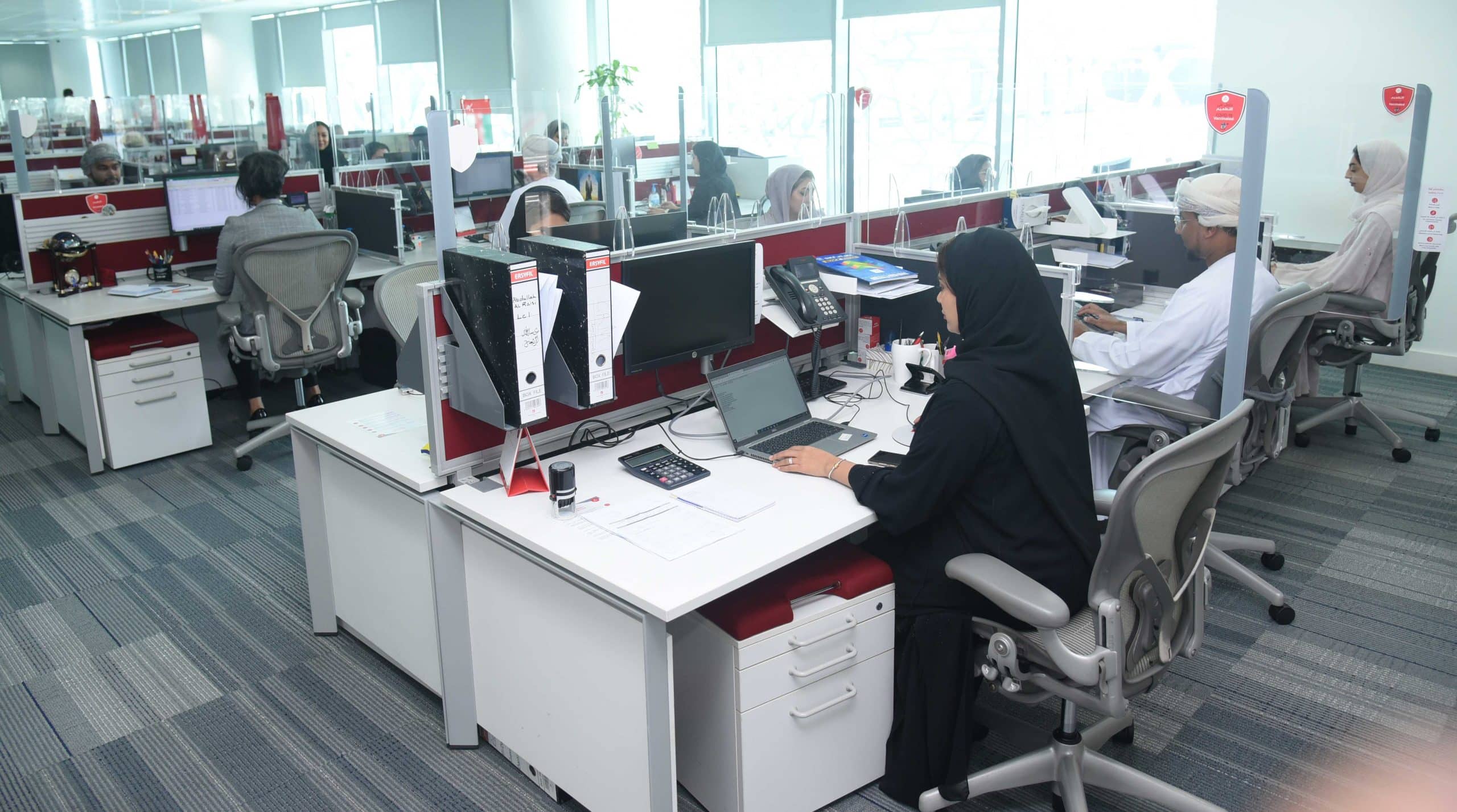 بنك مسقط يقدم 85 منحة دراسية وينفذ 414 برنامجًا تدريبيًا للموظفين في النصف الأول من العام