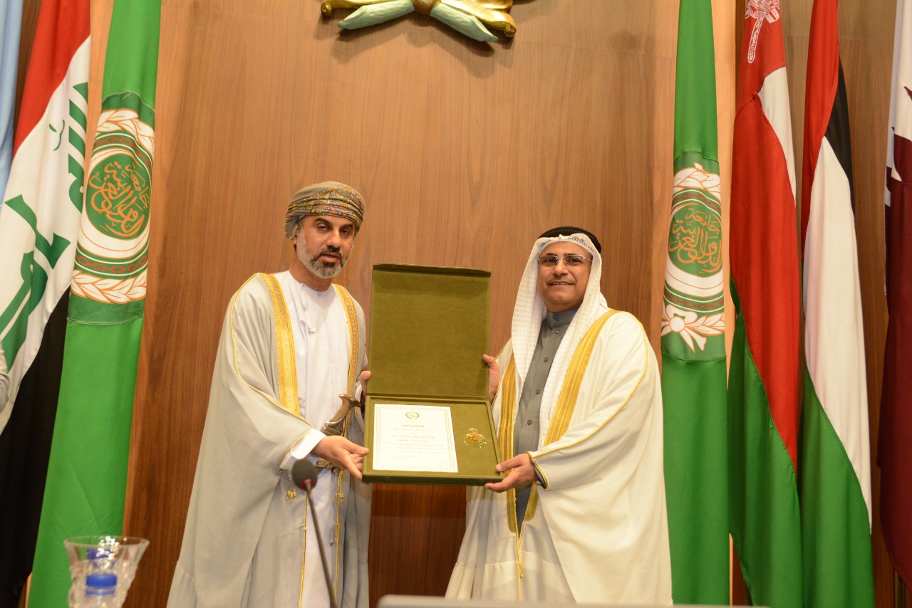منح رئيس مجلس الشورى وسام التميز العربي
