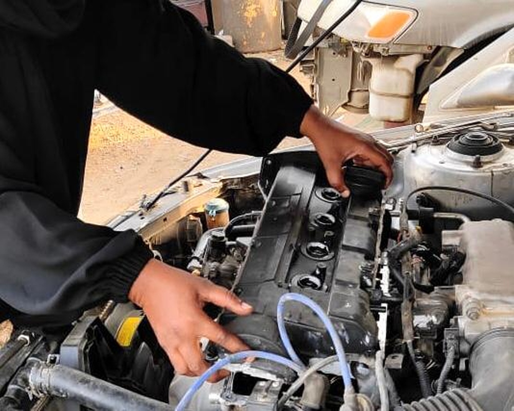 عُمانية بدأت ببيع قطع غيار السيارات منذ 15 عامًا إلى أن أصبحت ميكانيكية ماهرة